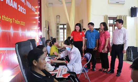 Đông đảo đoàn viên, công nhân, viên chức, lao động tỉnh Yên Bái tham gia Ngày hội hiến máu tình nguyện.