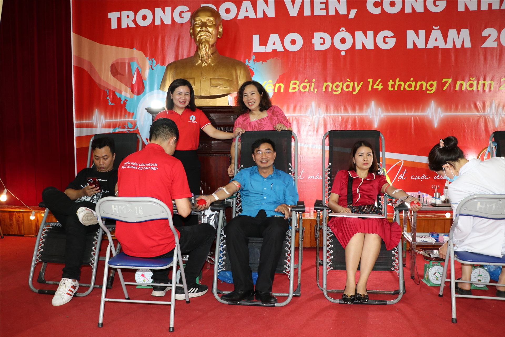 Ông Nguyễn Chương Phát (áo xanh) - Chủ tịch LĐLĐ tỉnh Yên Bái tham gia hiến máu tình nguyện.