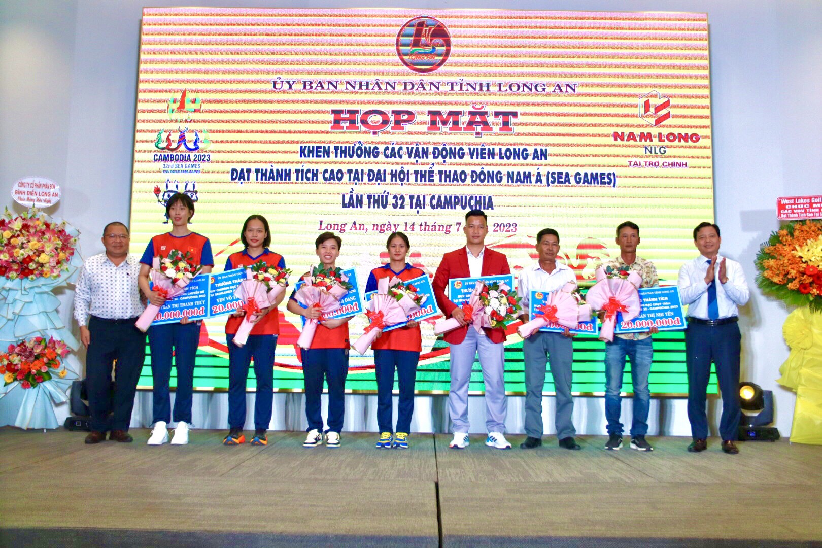 Lãnh đạo tỉnh Long An khen thưởng các vận động viên đạt thành tích cao tại SEA Games 32. Ảnh: An Long