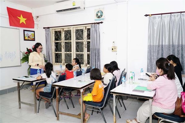 Tiết học tiếng Việt đầu tiên sau lễ khai giảng. Ảnh: TTXVN