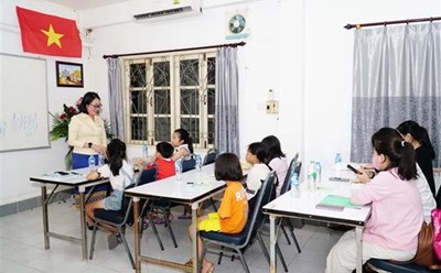 Tiết học tiếng Việt đầu tiên sau lễ khai giảng. Ảnh: TTXVN