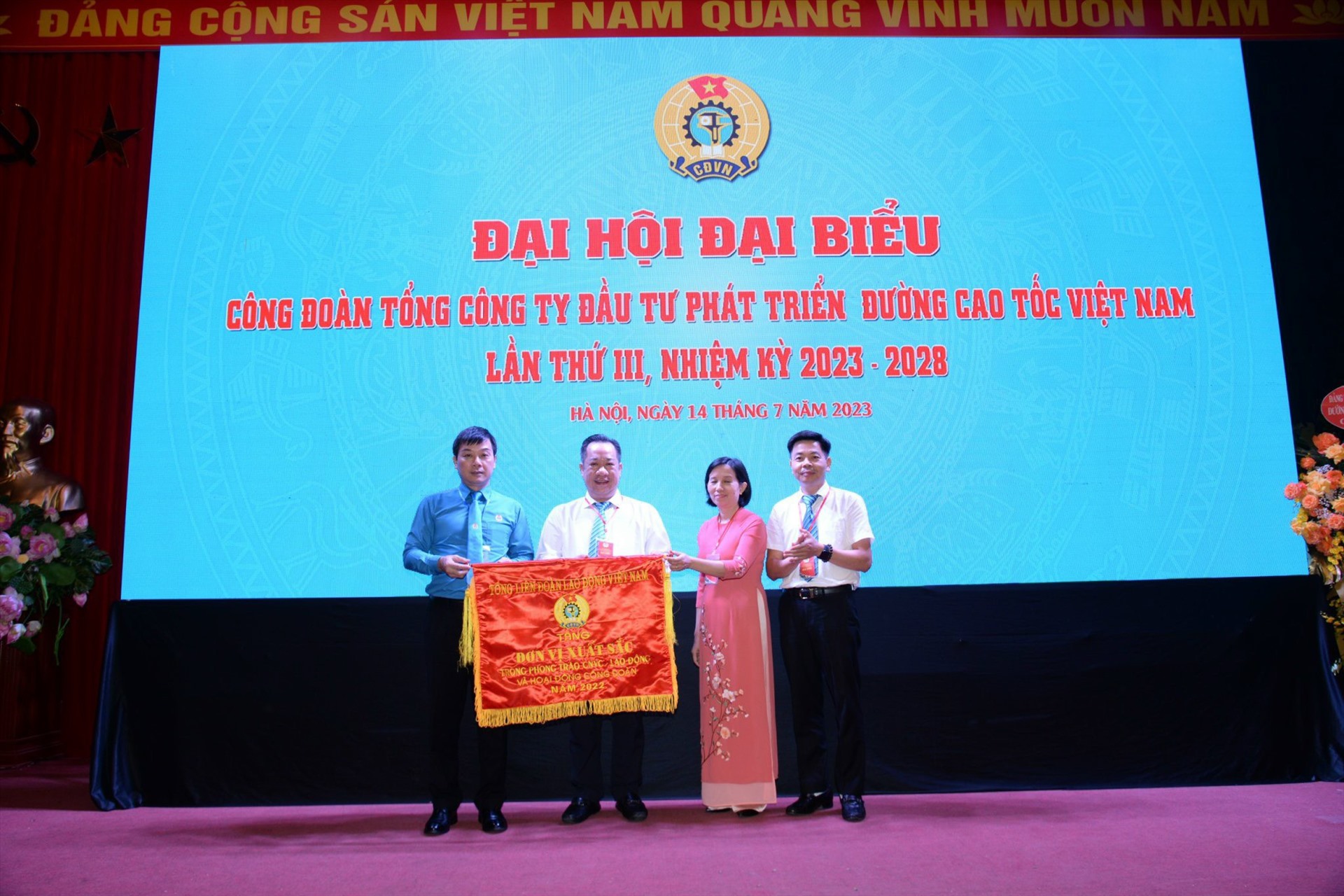 Ông Quách Xuân Vinh - Phó Chủ tịch Công đoàn Giao thông Vận tải Việt Nam tặng Cờ thi đua cho Công đoàn VEC nhiệm kỳ 2018-2023. Ảnh: Quỳnh Hân