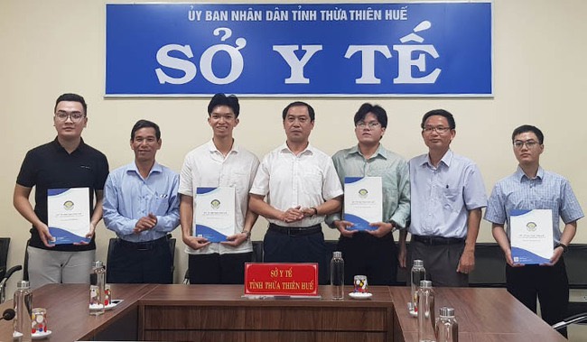 Lãnh đạo Sở Y tế tỉnh Thừa Thiên Huế trao quyết định trúng tuyển cho 4 bác sĩ theo chính sách thu hút nguồn bác sĩ cho ngành y tế tỉnh giai đoạn 2023-2025. Ảnh: An Sơn
