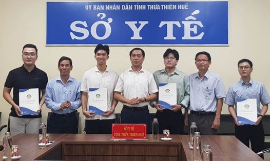 Lãnh đạo Sở Y tế tỉnh Thừa Thiên Huế trao quyết định trúng tuyển cho 4 bác sĩ theo chính sách thu hút nguồn bác sĩ cho ngành y tế tỉnh giai đoạn 2023-2025. Ảnh: An Sơn