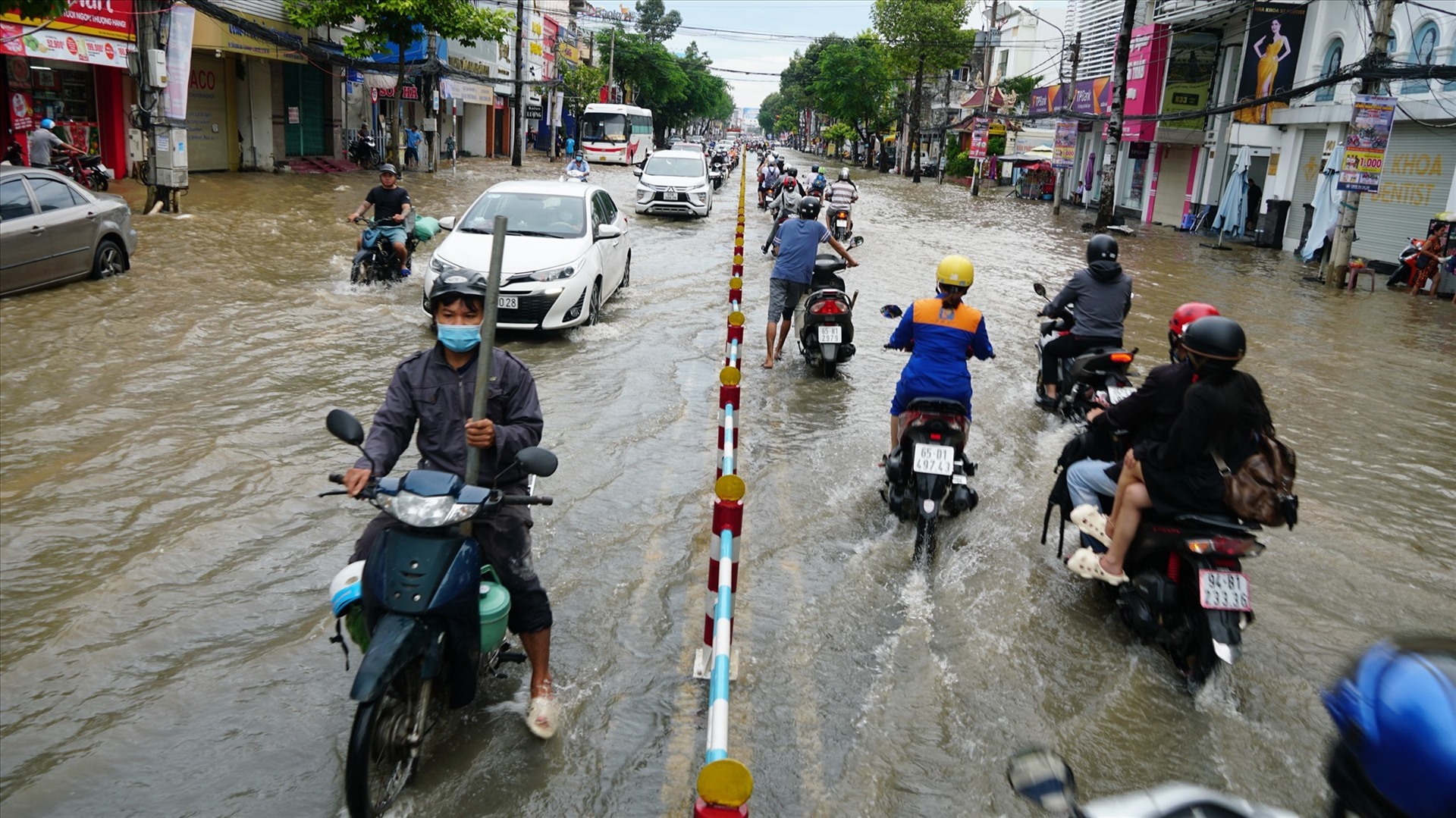 Đường Trần Hưng Đạo, quận Ninh Kiều, bị ngập sâu khi triều cường dâng cao. Ảnh: Tạ Quang