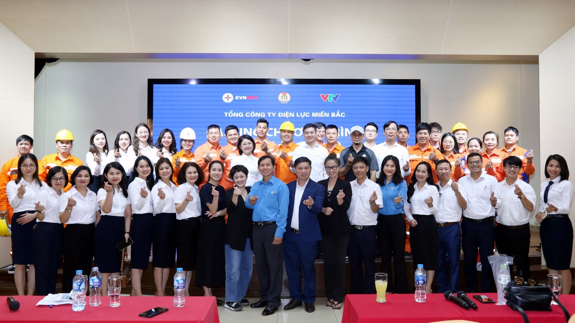 Đoàn viên, người lao động Tổng Công ty Điện lực miền Bắc tham gia Chương trình "Giờ thứ 9+". Ảnh: Công đoàn ĐLVN  