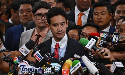 Ứng cử viên Thủ tướng Thái Lan Pita Limjaroenrat - lãnh đạo Đảng Move Forward - chia sẻ với báo giới sau vòng bỏ phiếu tại Quốc hội Thái Lan ngày 13.7. Ảnh: AFP