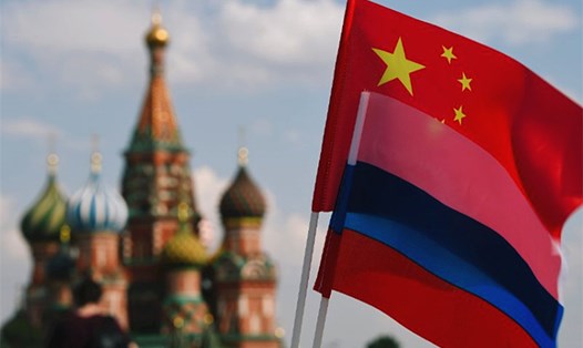 Quốc kỳ Nga - Trung Quốc tại Quảng trường Đỏ, Mátxcơva. Ảnh: Xinhua