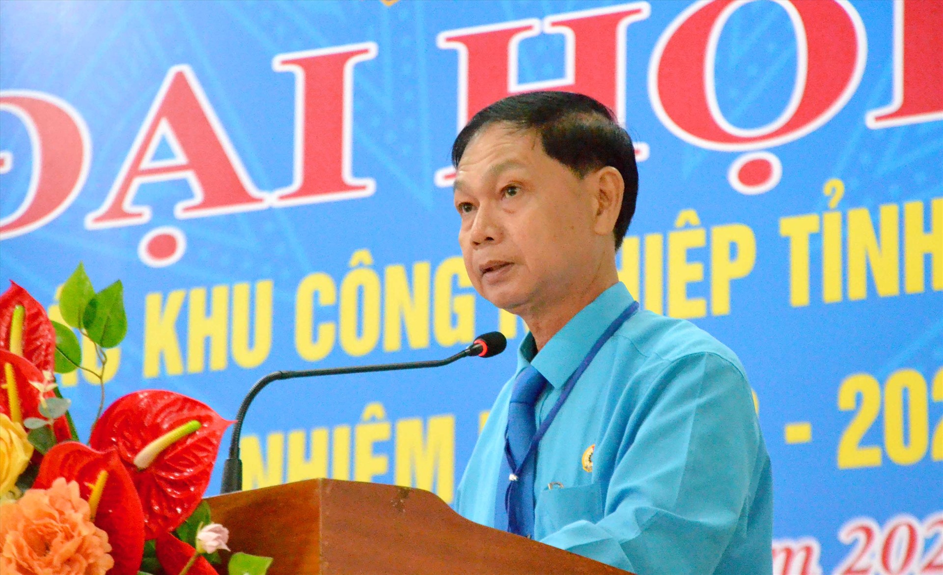 Chủ tịch Công đoàn các khu công nghiệp tỉnh An Giang Trần Lưu Phong báo cáo trước Đại hội về công tác chăm lo, hỗ trợ đoàn viên, người lao động. Ảnh: Lâm Điền