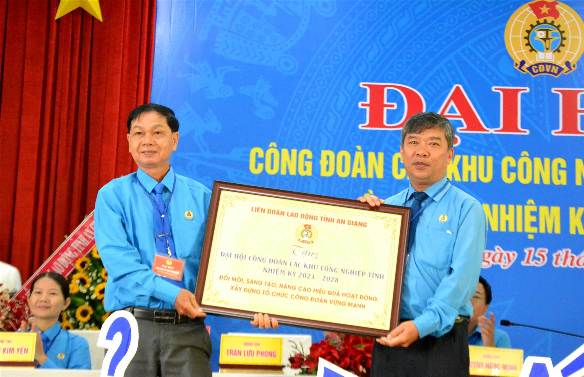 Phó Chủ tịch LĐLĐ tỉnh An Giang tặng bức tranh cho Đại hội. Ảnh: Lâm Điền