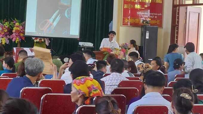 Người dân tham gia buổi đấu giá 56 lô đất tại xã Quỳnh Hưng, huyện Quỳnh Lưu (Nghệ An) ngày 20.6.2023. Ảnh: Hải Đăng
