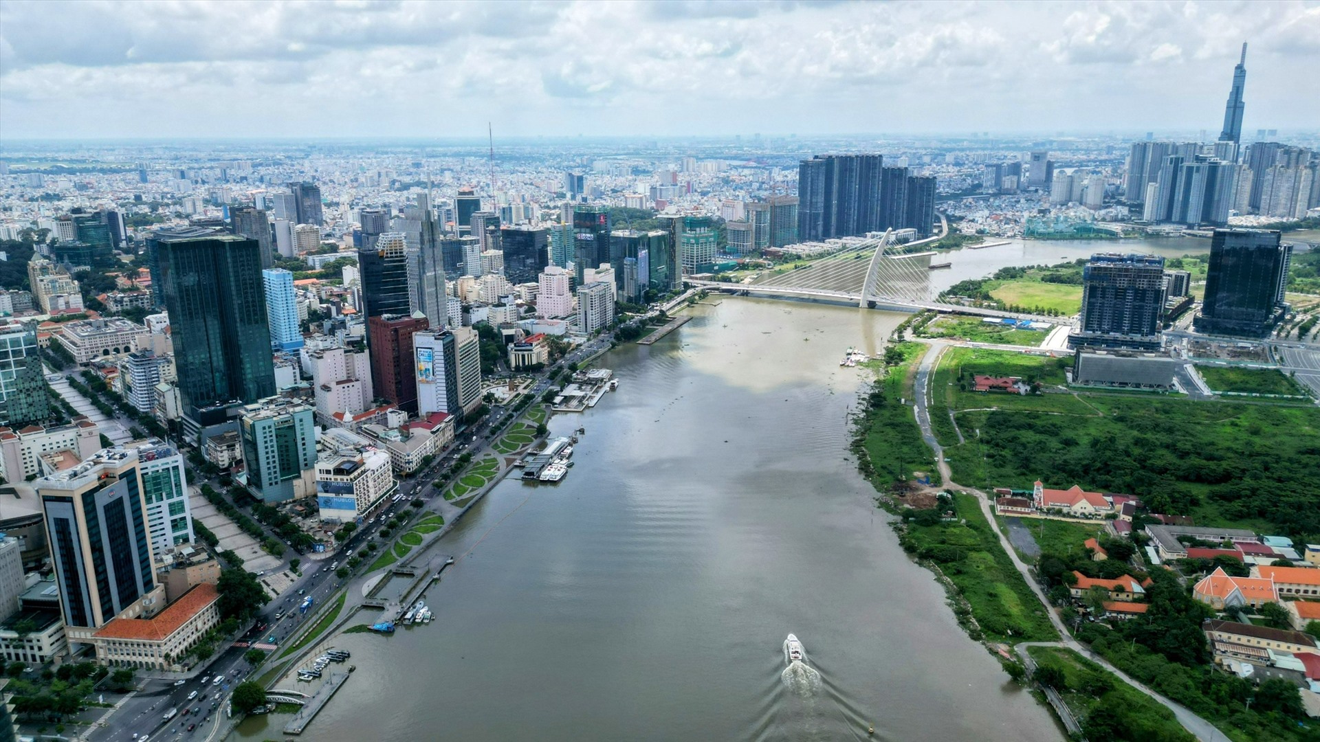 Sông Sài Gòn đoạn chảy qua trung tâm TP Hồ Chí Minh. Ảnh: Hữu Chánh