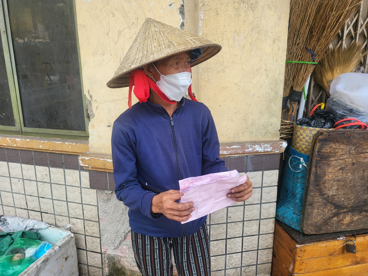 Bà Trần Thị Thao nài xin lại số chuối chín bị tạm giữ, sau khi nhận biên bản vi phạm hành chính. Ảnh: PV