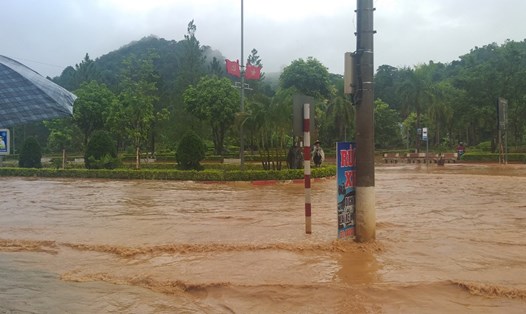 Mưa lớn đã khiến nhiều vị trí trên Quốc lộ 6B đoạn qua huyện Quỳnh Nhai bị ngập sâu.
