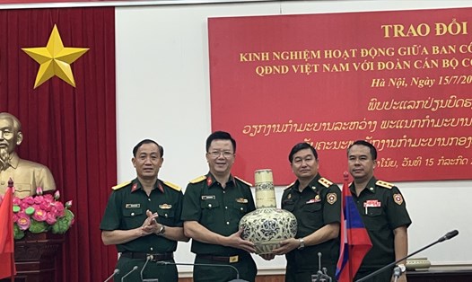 Lãnh đạo chỉ huy Ban Công đoàn Quốc phòng Quân đội Nhân dân Việt Nam trao tặng quà lưu niệm cho đại diện Đoàn cán bộ Công đoàn Quân đội Nhân dân Lào. Ảnh: Kiều Vũ