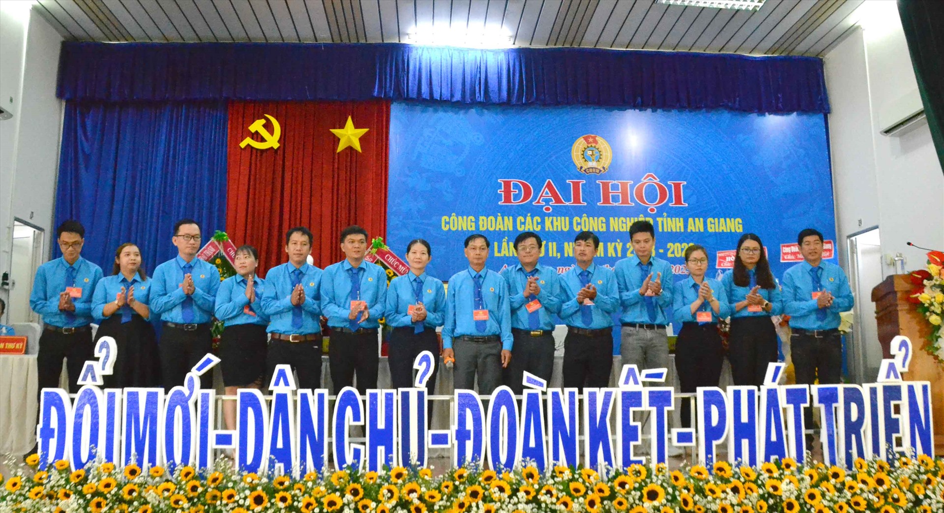 Ban chấp hành khóa 2 Công đoàn các khu công nghiệp tỉnh An Giang ra mắt Đại hội. Ảnh: Lâm Điền