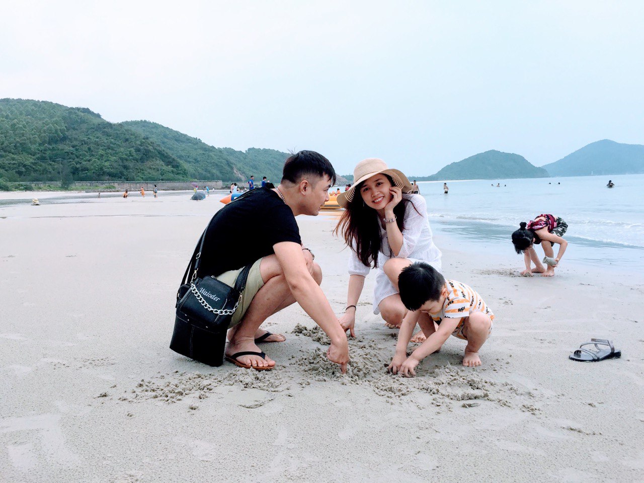 Bãi biển Minh Châu sở hữu bờ cát trắng mịn, cho du khách thỏa thích vui chơi tự do.