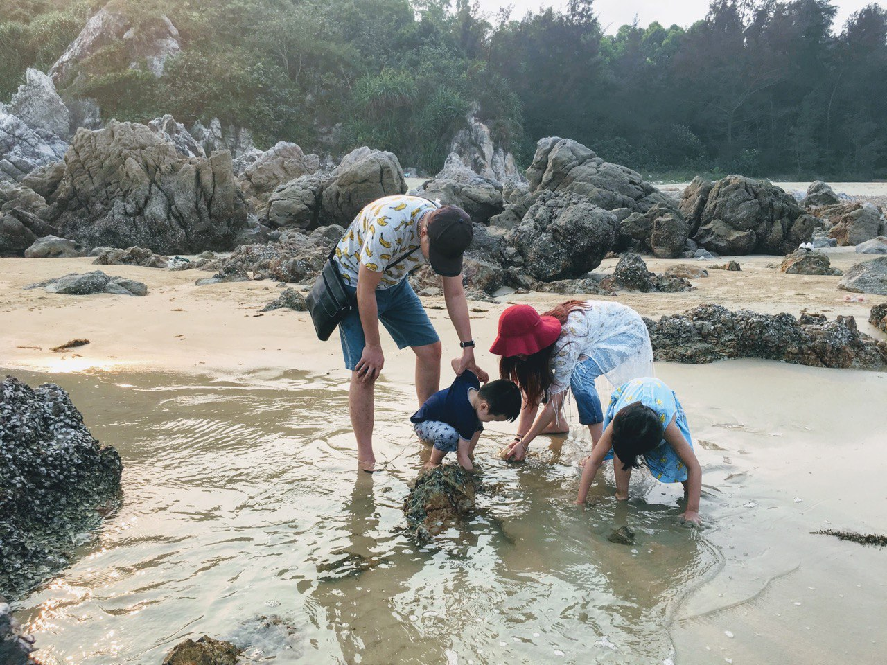 Bãi đá Tình Yêu có rất nhiều những hòn đá cuội đủ hình dáng, kích thước nằm trên bờ biển.