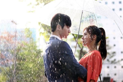 Đến chiếc ô đạo cụ cho những cảnh dưới mưa ở loạt phim Hàn cũng có màu sắc giống nhau. Ảnh: Chụp màn hình