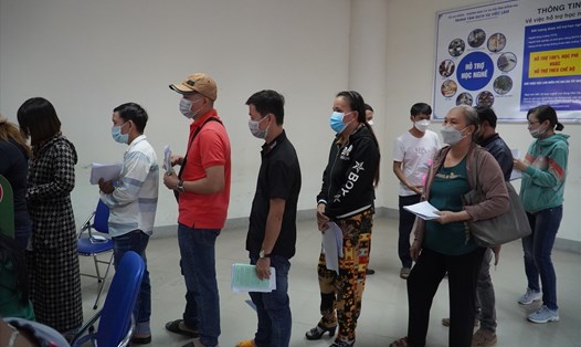 Trung tâm Dịch vụ việc làm tỉnh Đồng Nai đã tiếp nhận hồ sơ đề nghị hưởng trợ cấp thất nghiệp của NLĐ. Ảnh: Hà Anh Chiến
