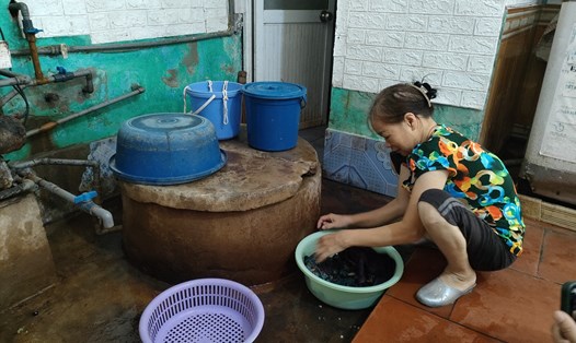Người dân ở thị trấn Cát Hải không dùng máy giặt, mà chỉ giặt tay để tiết kiệm nước. Ảnh: Băng Tâm