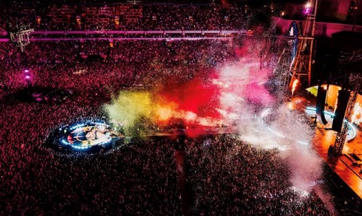 Nhiều người Indonesia vay tiền trực tuyến để mua vé xem biểu diễn của các ban nhạc như Coldplay, Blackpink. Ảnh: ANNA LEE MEDIA