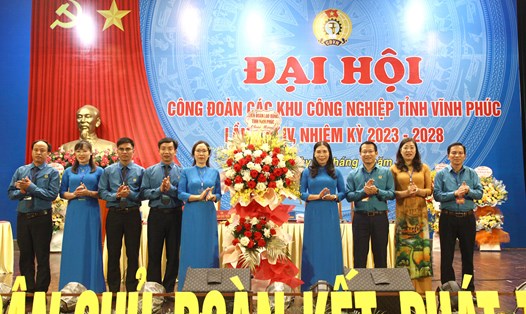 Chủ tịch Liên đoàn Lao động tỉnh Vĩnh Phúc Trịnh Thị Thoa tặng hoa chúc mừng đại hội. Ảnh: Trường Khanh