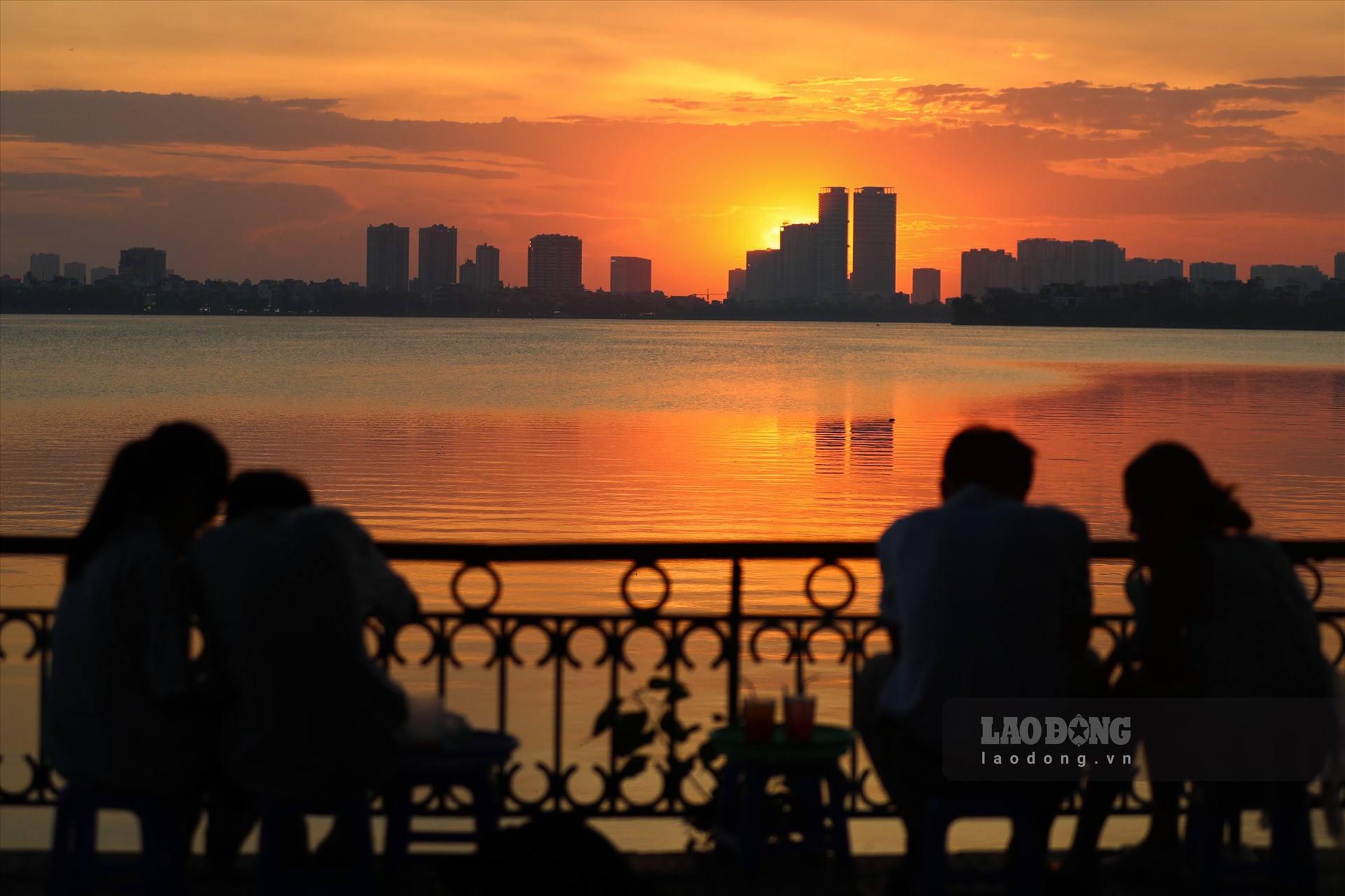 Nói về vị trí ngắm hoàng hôn đẹp ở Hà Nội thì hồ Tây vẫn là lựa chọn của nhiều người. Đến đây, du khách có thể vừa ngắm cảnh hoàng hôn đẹp lung linh, vừa tận hưởng chút gió mát từ mặt hồ thổi vào.