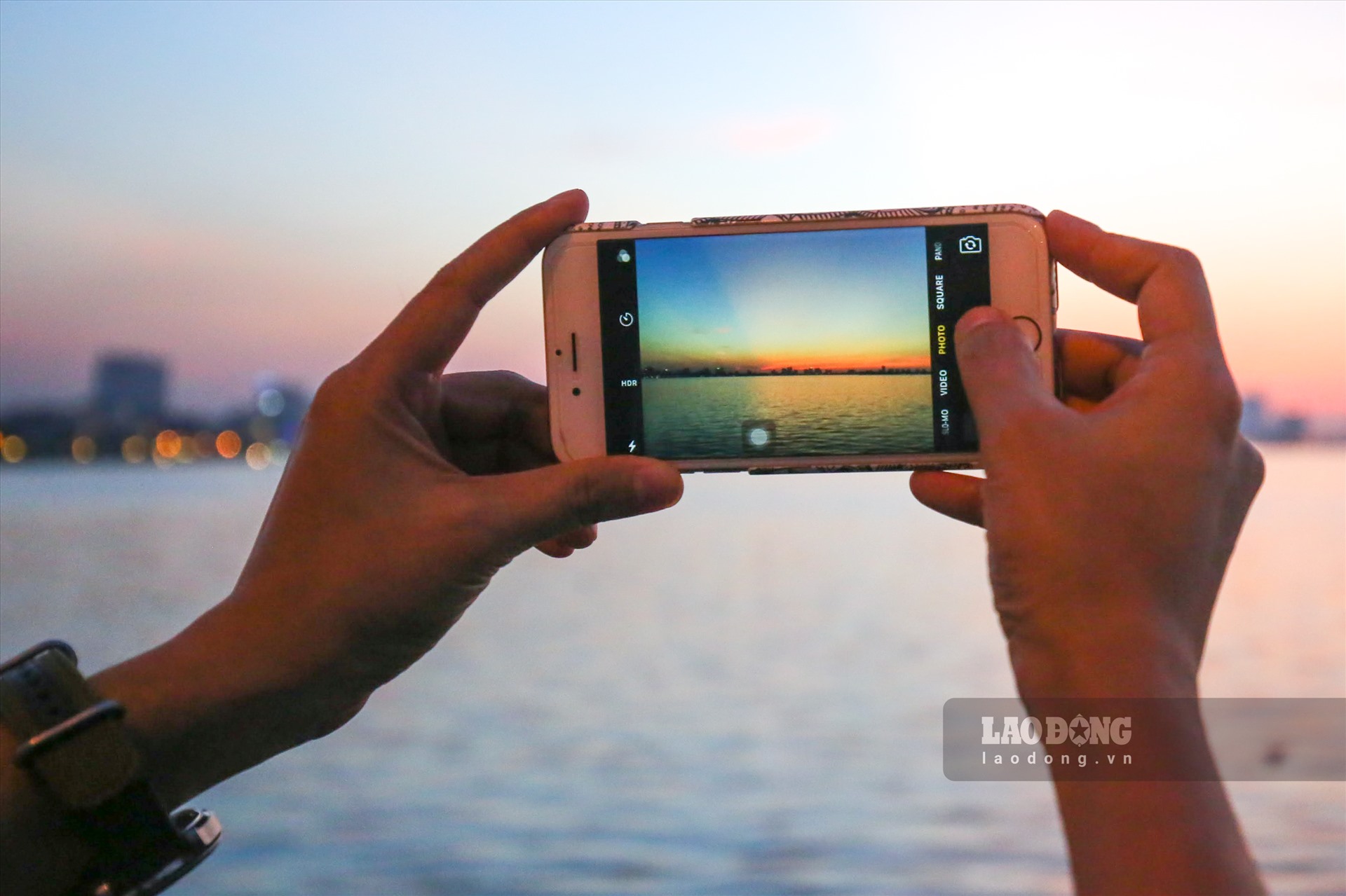 Với một chiếc điện thoại, có mặt tại hồ Tây những ngày này thì khả năng chúng ta có được vài bức ảnh hoàng hôn “cực chill“ sẽ rất cao.