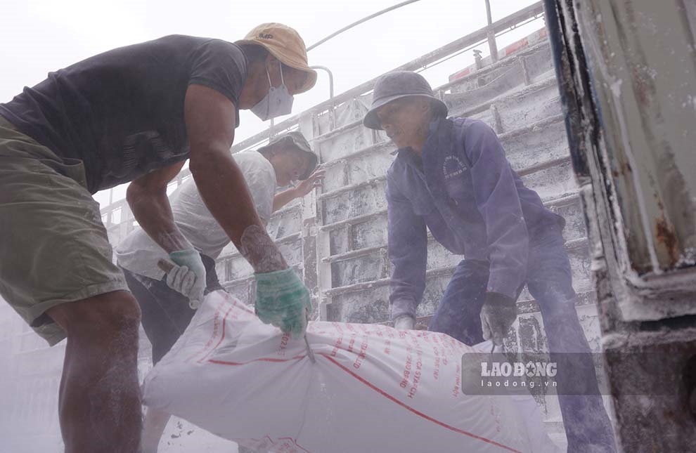 Bốc xếp bột sắn tại Lối mở Km3+4 Hải Yên, TP Móng Cái. Ảnh: Đoàn Hưng