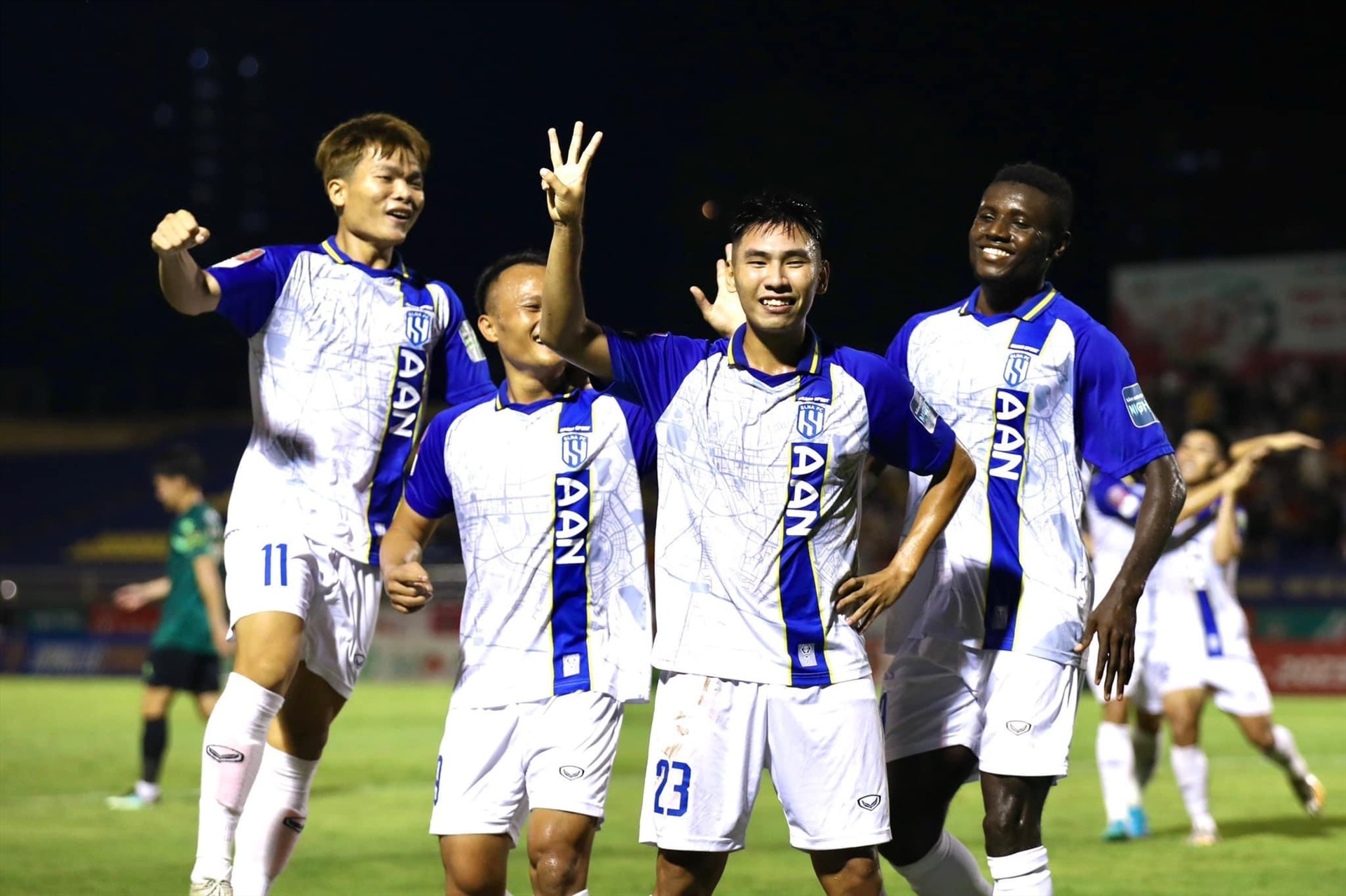 Xuân Tiến và Mạnh Quỳnh lập công giúp Sông Lam Nghệ An giành chiến thắng 2-0 trước TPHCM. Ảnh: SLNA FC