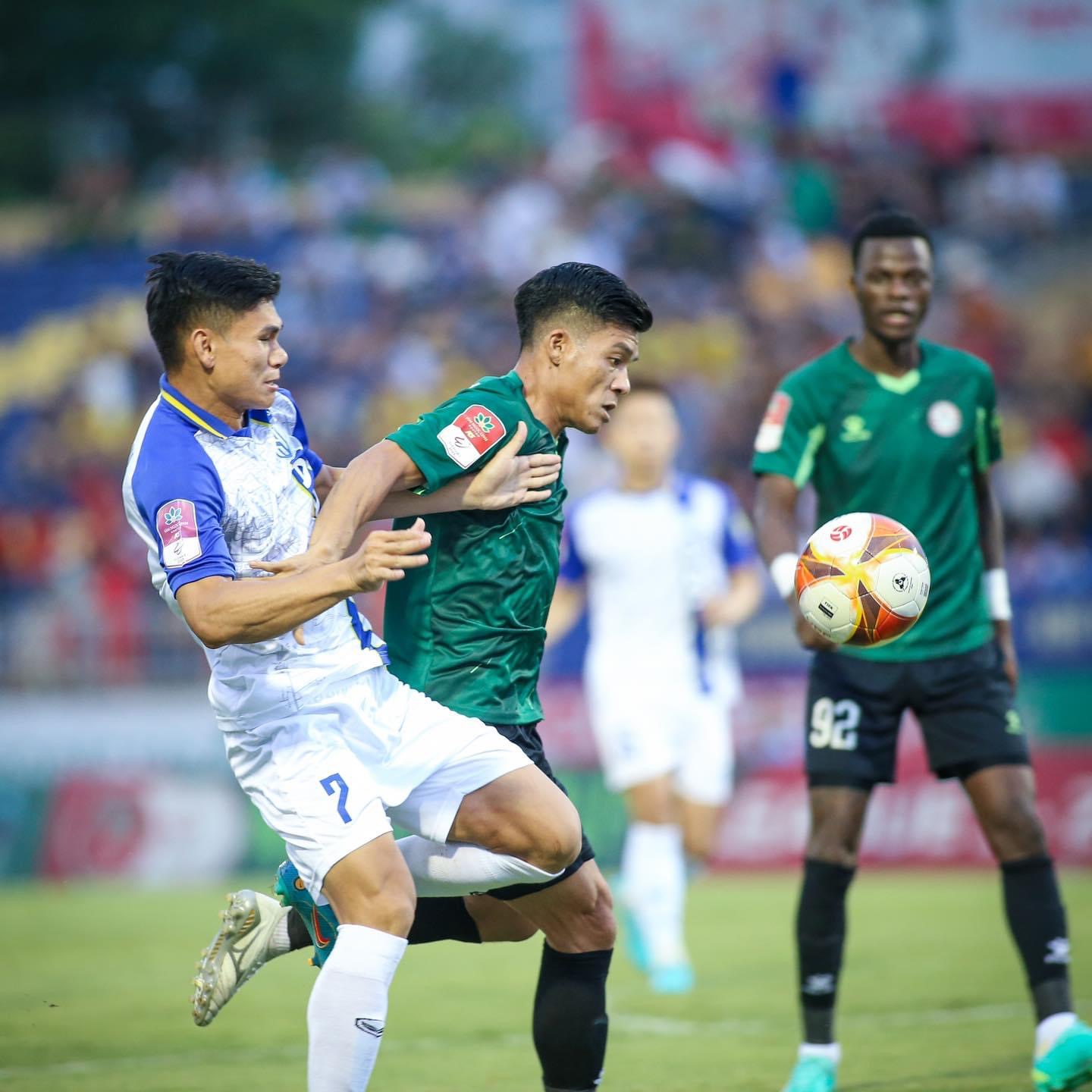 TPHCM gặp nhiều khó khăn trước Sông Lam Nghệ An trong hiệp 1. Ảnh: TPHCM FC