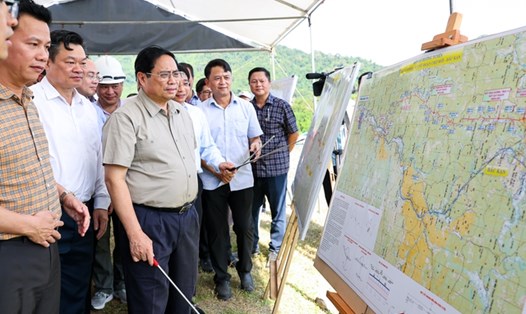 Thủ tướng Phạm Minh Chính đi khảo sát thực địa hai dự án đường bộ trong điểm của tỉnh Bắc Kạn. Ảnh: VGP