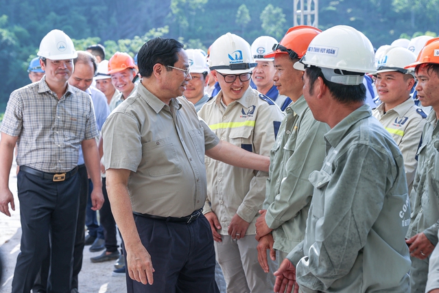 Thủ tướng Phạm Minh Chính mong muốn các cán bộ, công nhân trên công trường tuyến đường Thành phố Bắc Kạn - Ba Bể nỗ lực, quyết tâm cao nhất để sớm hoàn thành công trình. Ảnh: VGP