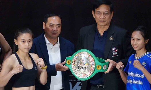 Huỳnh Hà Hữu Hiếu (trái) tự tin giành đai WBC Muay Thai quốc tế trên sân nhà. Ảnh: Nguyễn Đăng