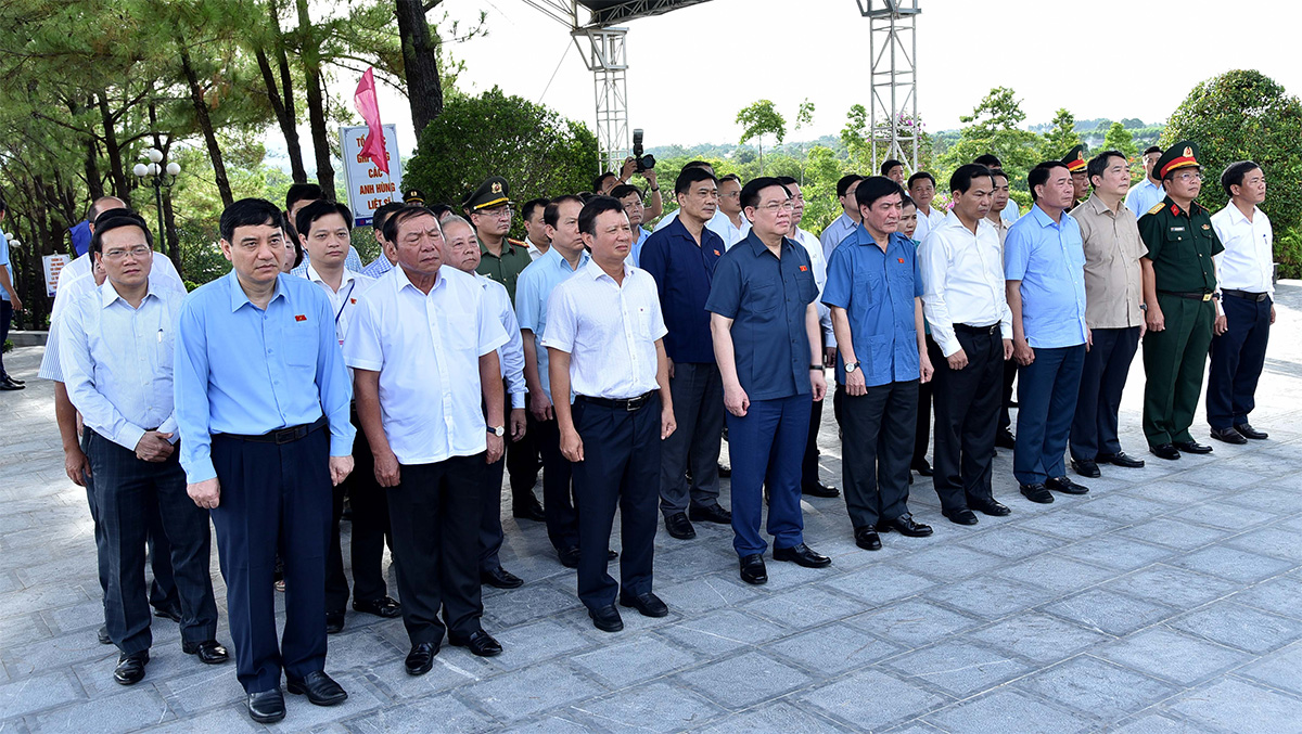 Chủ tịch Quốc hội Vương Đình Huệ và đoàn công tác dâng hương tưởng niệm các anh hùng liệt sĩ tại tỉnh Thừa Thiên Huế. Ảnh: VPQH 