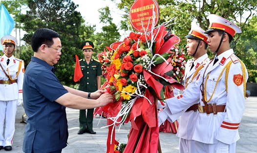 Chủ tịch Quốc hội Vương Đình Huệ dâng hương tưởng niệm các anh hùng liệt sĩ tại tỉnh Thừa Thiên Huế. Ảnh: VPQH
