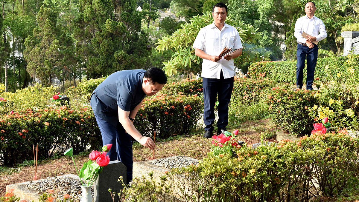Chủ tịch Quốc hội Vương Đình Huệ thắp hương phần mộ liệt sĩ tại Nghĩa trang liệt sĩ thành phố Huế. Ảnh: VPQH 