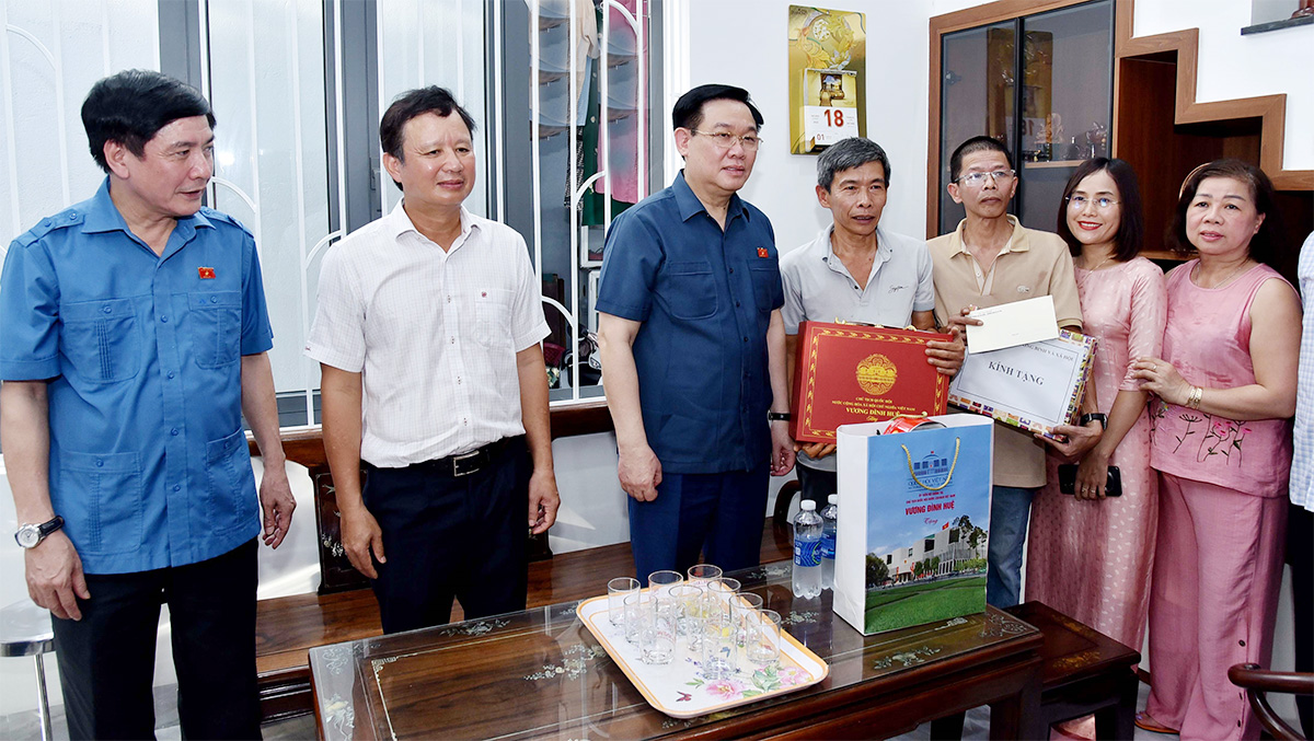 Chủ tịch Quốc hội Vương Đình Huệ và Đoàn công tác thăm, tặng quà ông Nguyễn Minh Lực. Ảnh: VPQH
