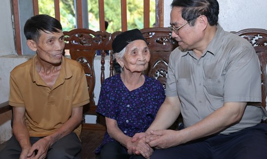 Thủ tướng thăm, tặng quà Mẹ Việt Nam Anh hùng Mông Thị Thi (ở xã Cẩm Giàng, huyện Bạch Thông), có 2 con là liệt sĩ. Ảnh: VGP
