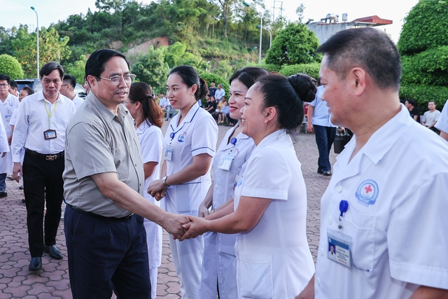 Thủ tướng Phạm Minh Chính thăm Bệnh viện đa khoa Bắc Kạn. Ảnh: VGP