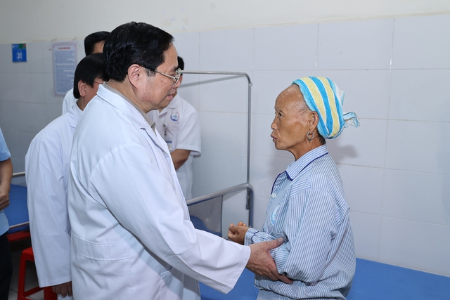 Thủ tướng thăm hỏi bệnh nhân đang điều trị tại Bệnh viện đa khoa tỉnh Bắc Kạn. Ảnh: VGP