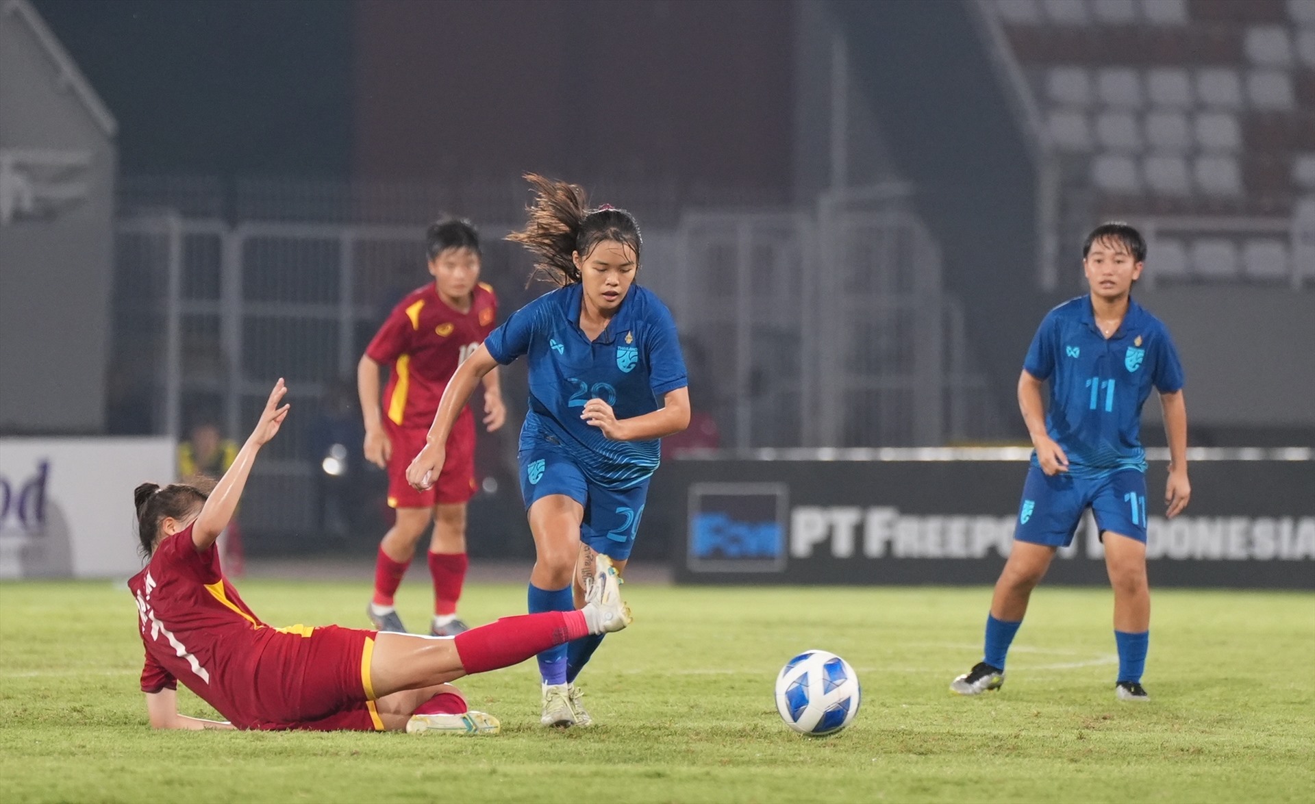U19 nữ Việt Nam không tận dụng tốt cơ hội trong hiệp 1. Ảnh: AFF