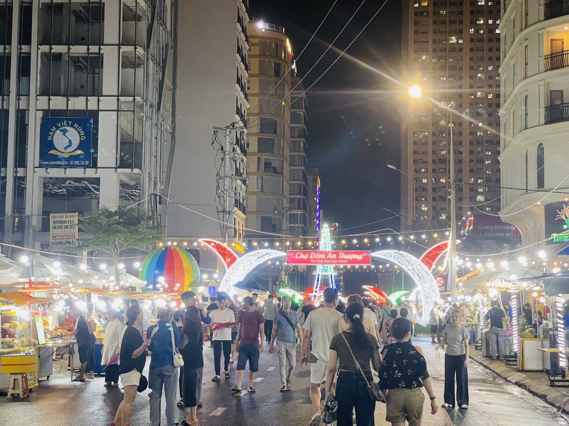 Chợ đêm An Thượng được tổ chức trên vỉa hè đường Trần Bạch Đằng. Ảnh: Mai Hương
