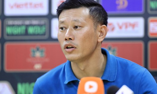 Huấn luyện viên Thạch Bảo Khanh phát biểu sau trận thắng 2-0 của Viettel trước Hải Phòng. Ảnh: Minh Dân