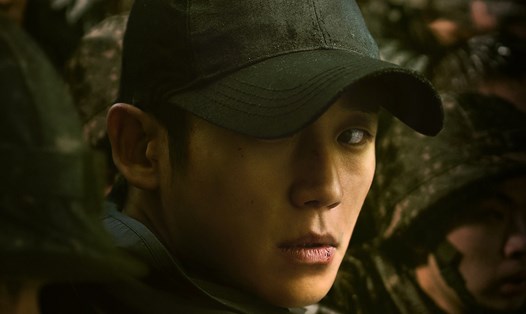 Jung Hae In trở lại với phim “Truy bắt lính đào ngũ 2”. Ảnh: Nhà sản xuất Netflix