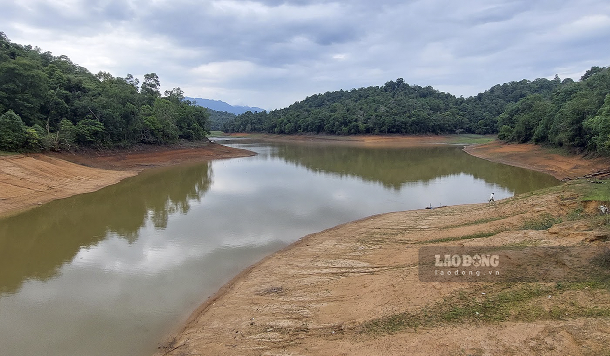 Hồ Pá Khoang có dung tích thiết kế gần 41 triệu m3 nước, tuy nhiên hiện nay lượng nước trong hồ chỉ đạt khoảng 17 triệu m3. Ảnh: Văn Thành Chương