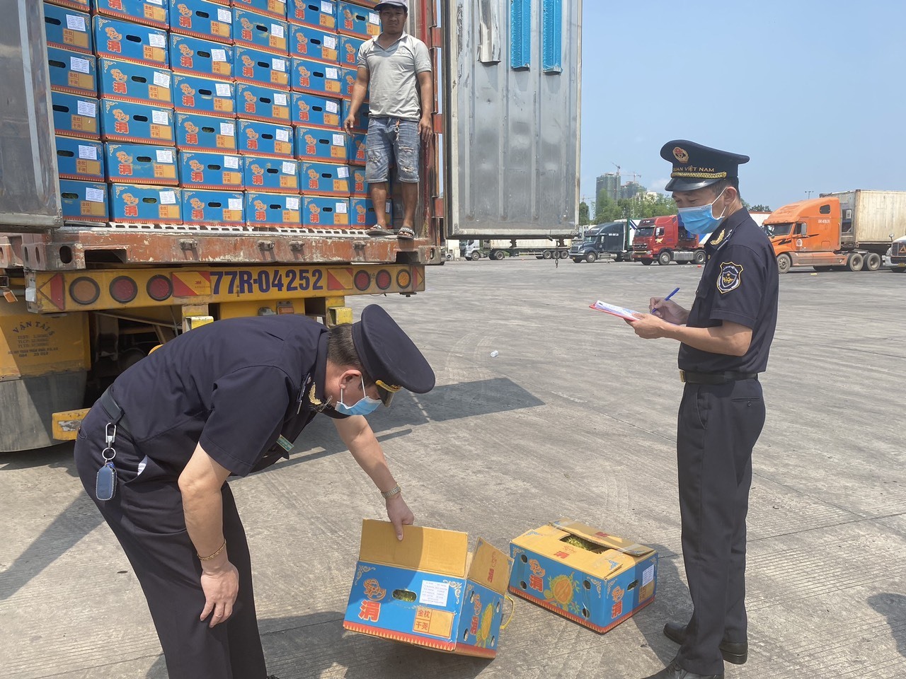 Hoạt động kiểm soát hàng hóa tại cửa khẩu Bắc Luân 2. Ảnh: Đoàn Hưng 