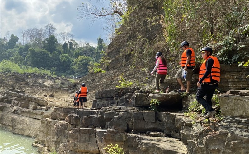Du khách tham quan, trải nghiệm ở Cụm thác Gia Long, Dray Nur, Dray Sap tỉnh Đắk Lắk. Ảnh: Bảo Trung