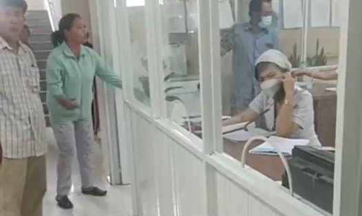 Người nhà bệnh nhân phản ứng với nhân viên bệnh viện. Ảnh: cắt từ video